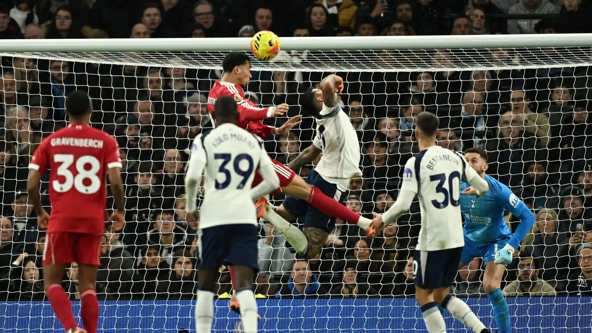 Liverpool thắng Tottenham trong trận cầu nghẹt thở tại Anfield